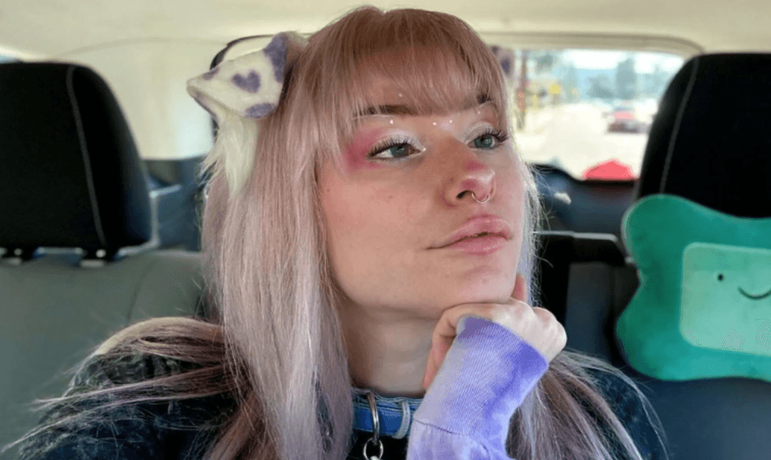 Viral: Sorprende influencer que se considera un perro