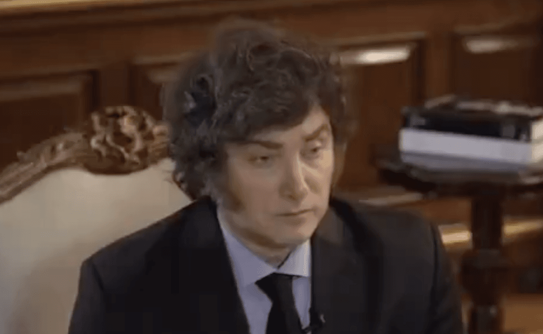 Javier Milei llama ‘ignorante’ a AMLO