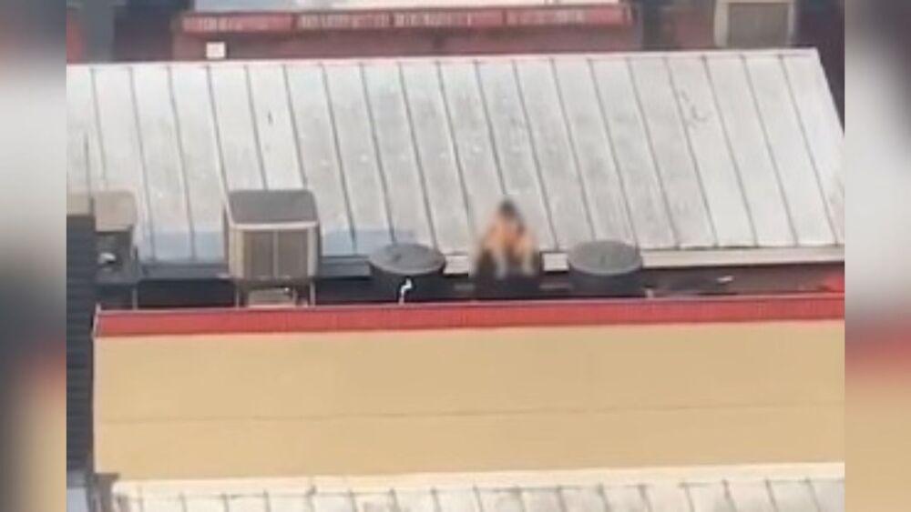 Viral: Captan a un hombre bañándose en un tanque de Burguer King y cierran local