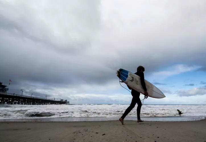California: Tiburón ataca a surfista en una playa