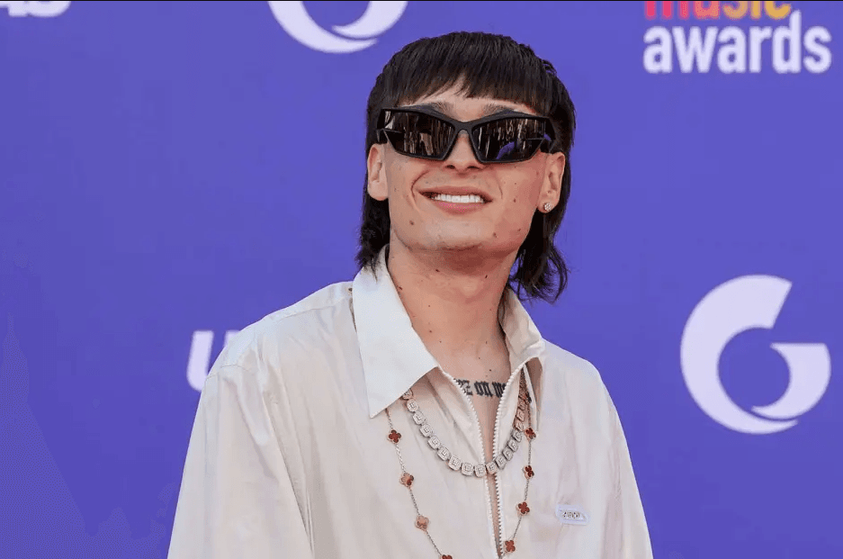 Peso pluma estrena álbum y look; estas son las canciones