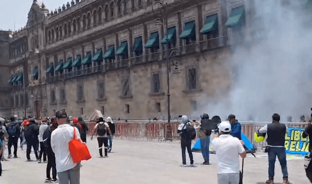 Normalistas lanzan cohetones a Palacio Nacional; hay policías heridos