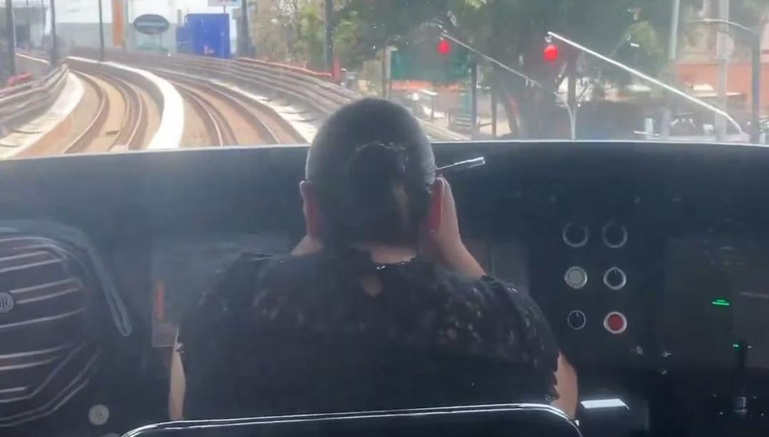 Viral: Graban a conductora del Metro maquillándose en cabina