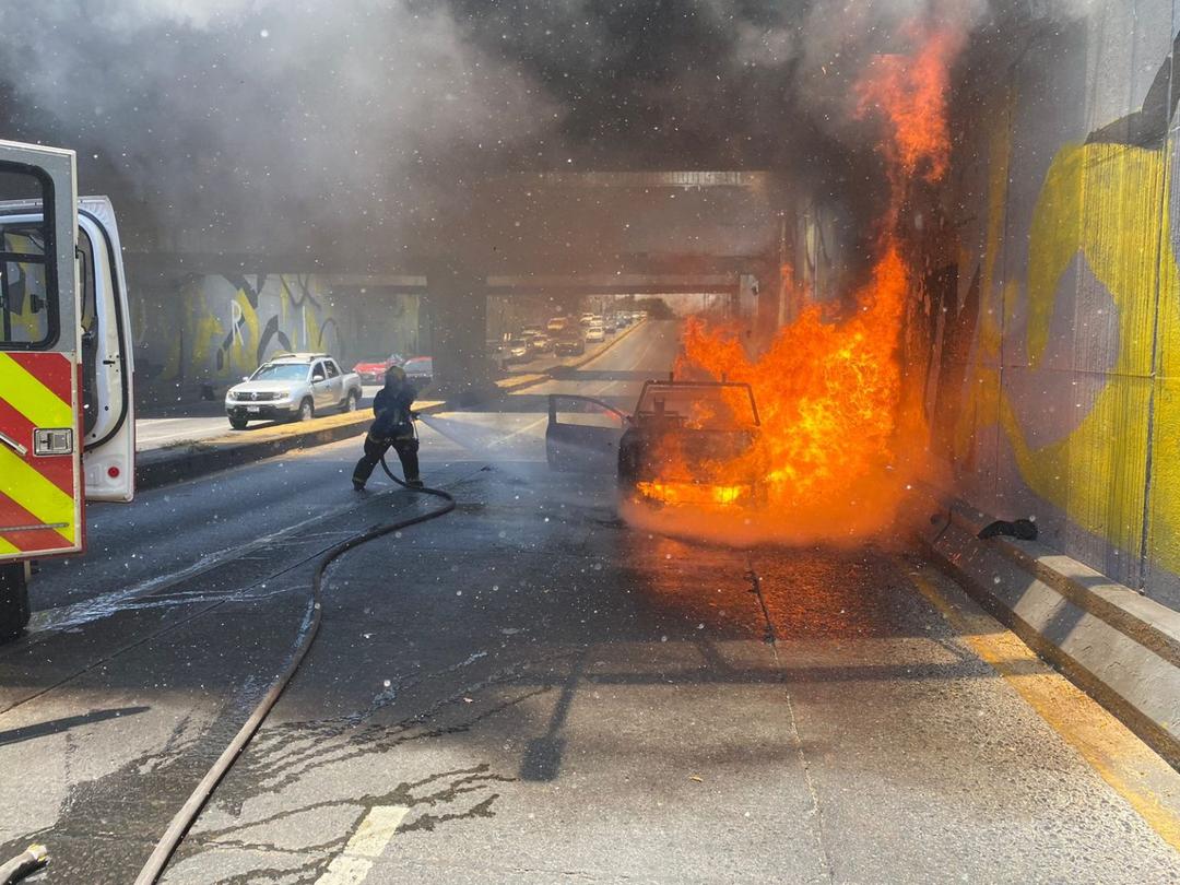 López Mateos: Camioneta se incendia en pleno carril central