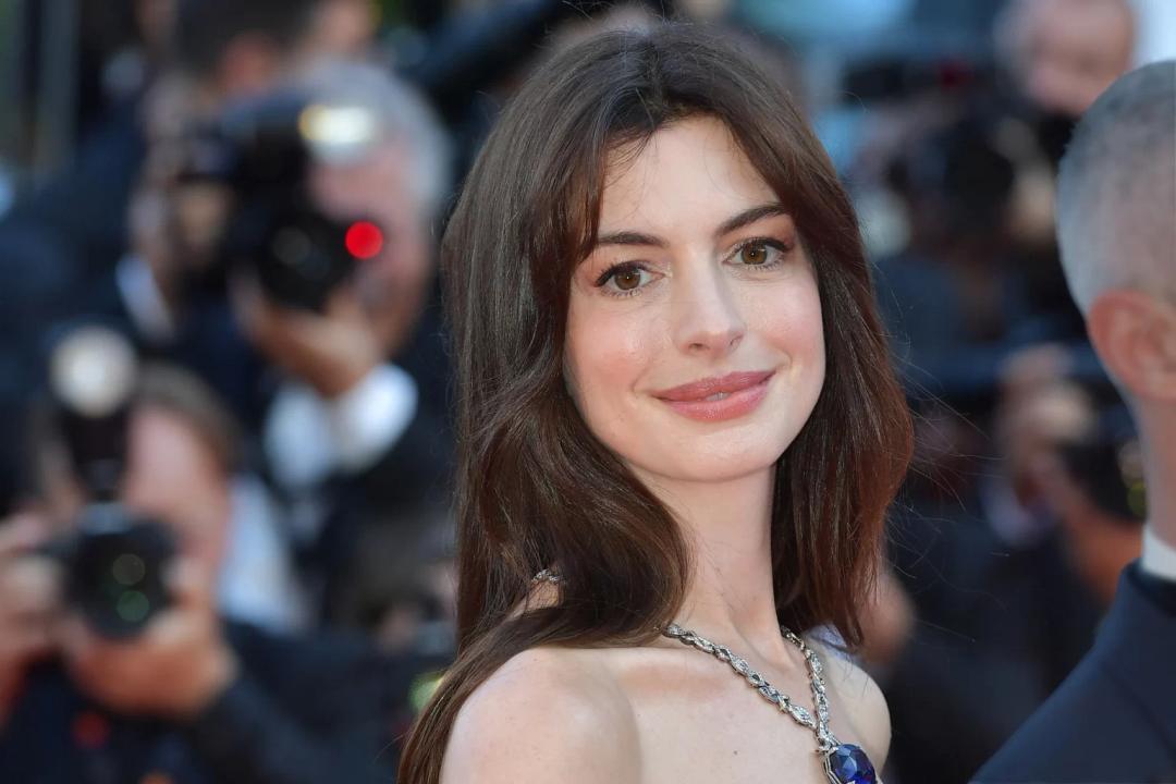 Anne Hathaway causa polémica por hacer pregunta incómoda al público en una entrevista