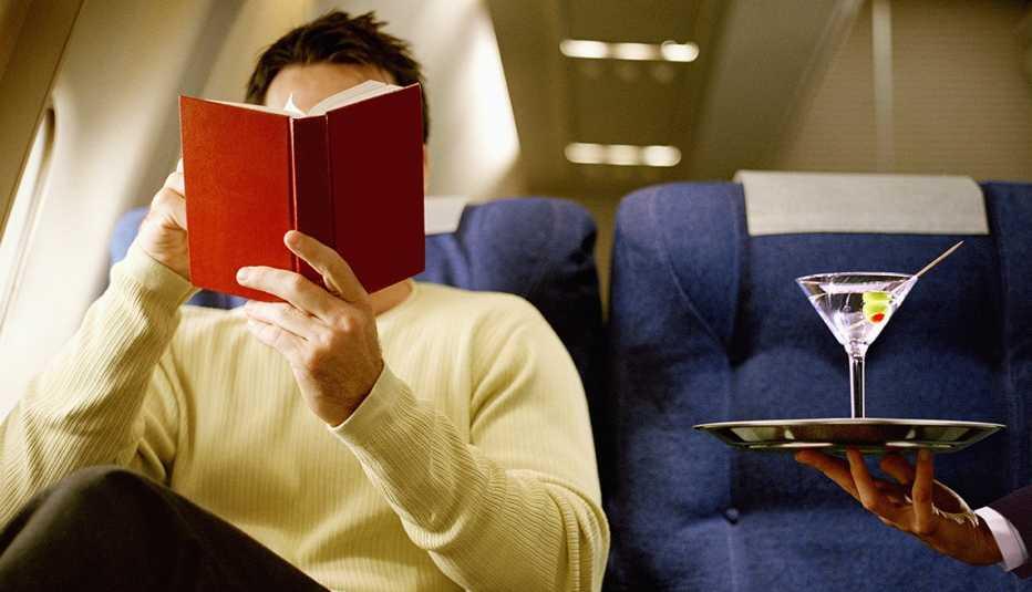 Beber alcohol y dormir en tu viaje podría ser peligroso; te decimos por qué