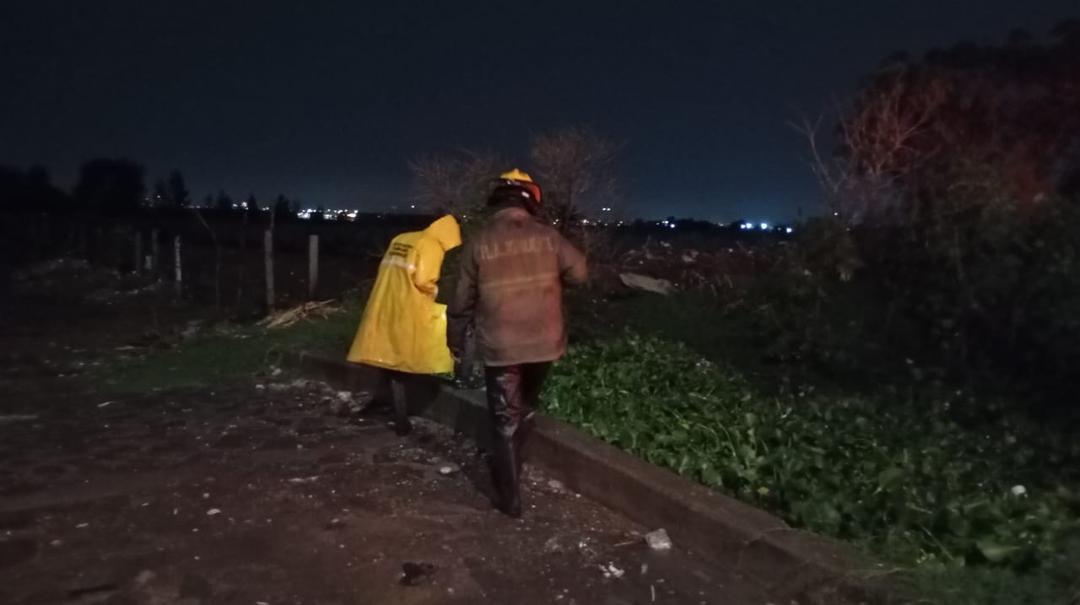 Lluvias en ZMG: Bomberos buscan a persona en canal de Tlajomulco