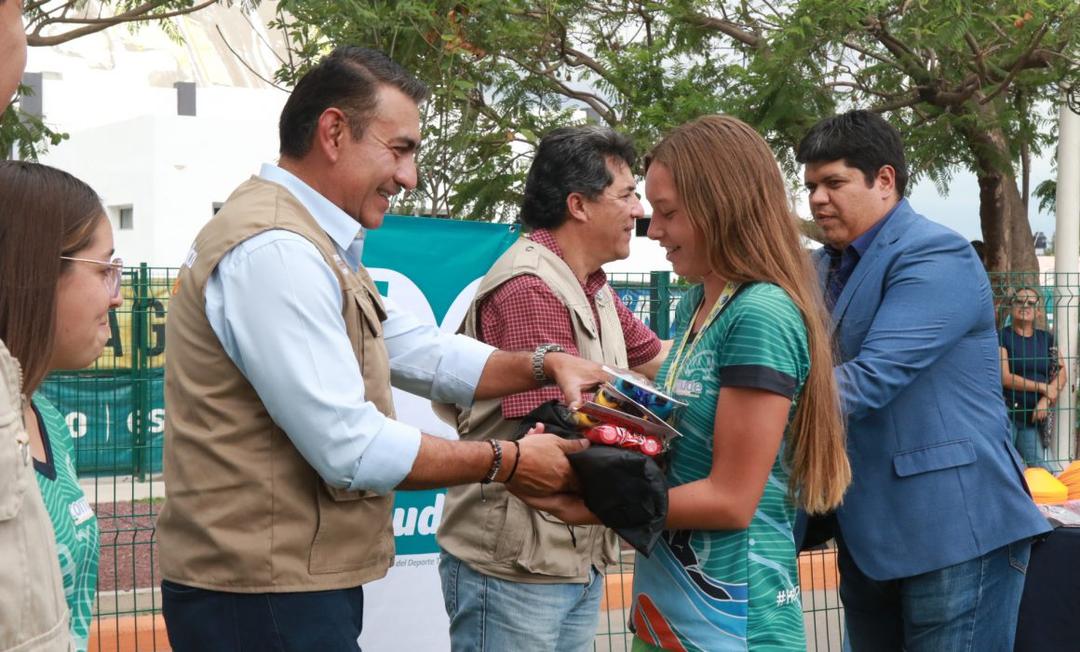 Gobierno de Tlajomulco entregan material deportivo a miles de niños en Chulavista