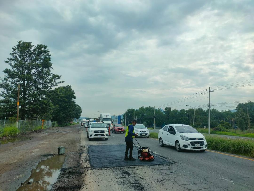López Mateos: Realizan bacheo del Camino Real a Colima, ruta alterna a socavón