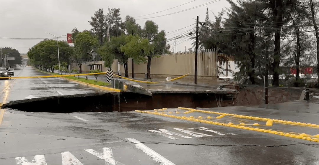 Lluvias en ZMG: Aparece mega socavón de más de 10 metros en López Mateos