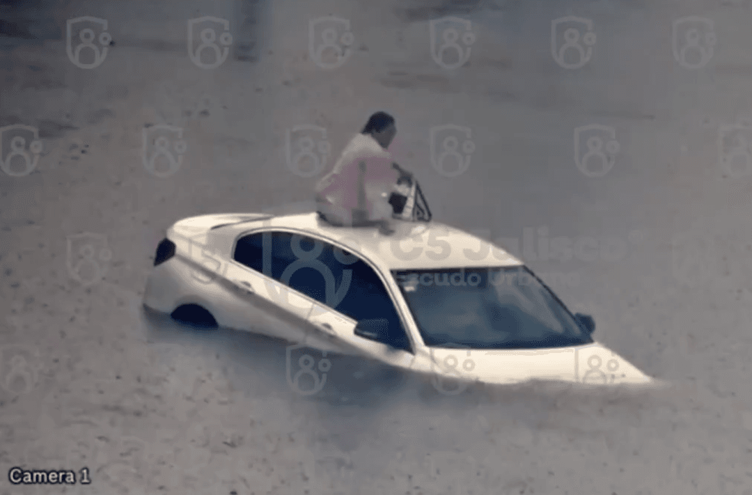 Lluvias en ZMG: Mujer es rescatada del techo de su auto en Zapopan