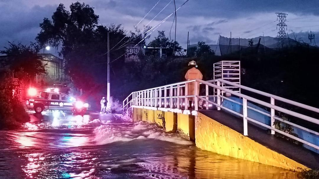 Zapopan: Hombre logra salir de su vehículo tras ser arrastrado por la corriente