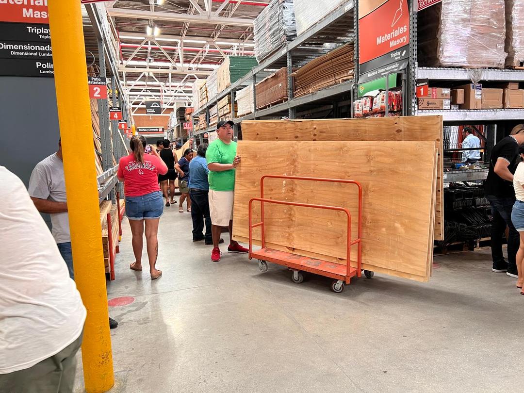 Home Depot y Costco: Cancún compra de maderas y hojas de triplay para proteger ventanas y puertas