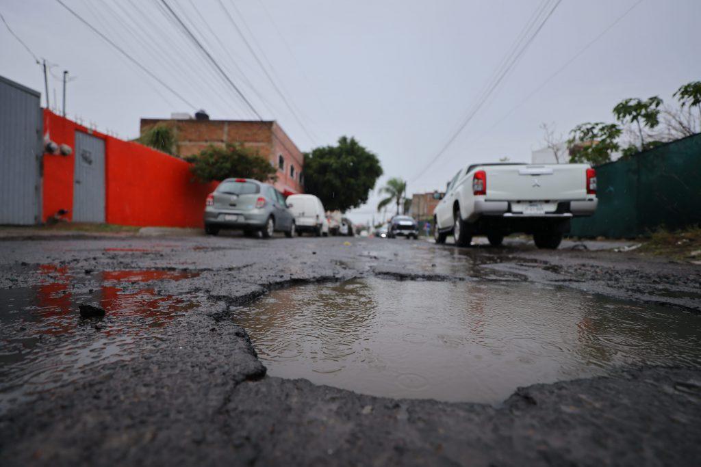 Baches en calle Atotonilco en la colonia Nuevo México de Zapopan invadida por los baches