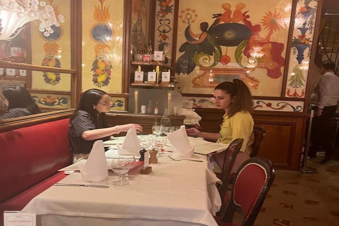 Ana Guevara: Se difunde foto de funcionaria comiendo en lujoso restaurante en París