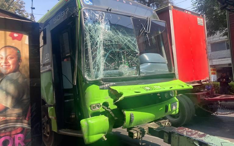 Por pestañear, el conductor de un camión de turismo se impacta contra una patrulla en la Av. Hidalgo