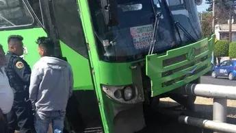 Choque de camión contra transporte público deja 16 lesionados