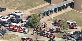 Reportan tiroteo en secundaria de Arlington, Texas