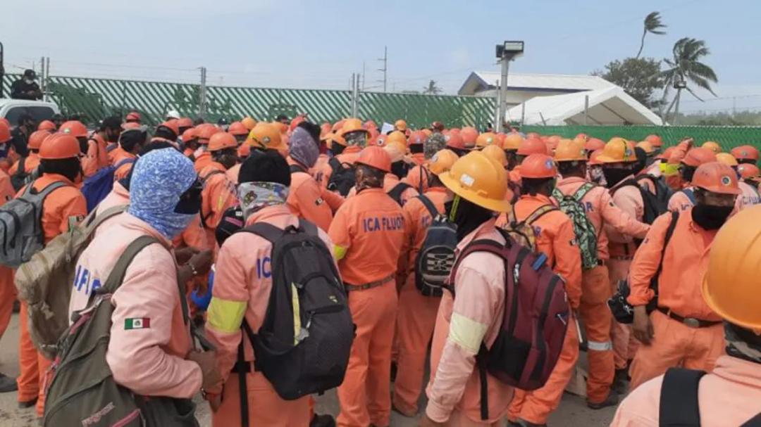 Obreros hacen paro de labores en Dos Bocas