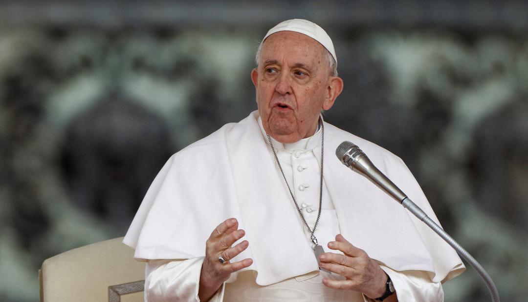 Papa Francisco firma renuncia tras padecer neumonía