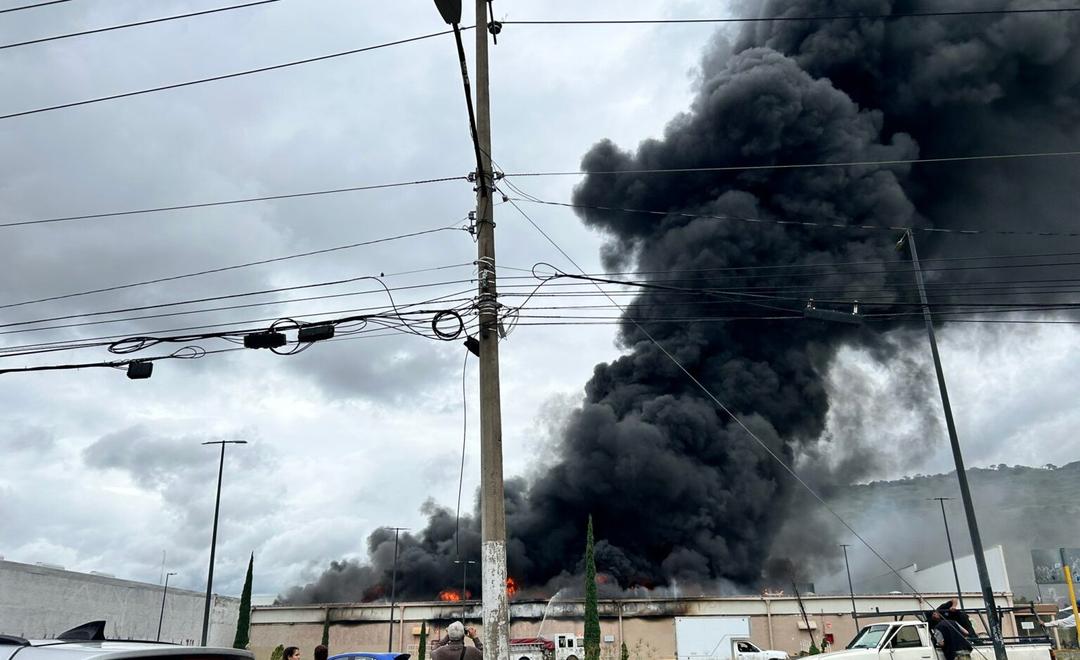 Incendio en Zapopan consume un supermercado de Periférico y Guadalupe