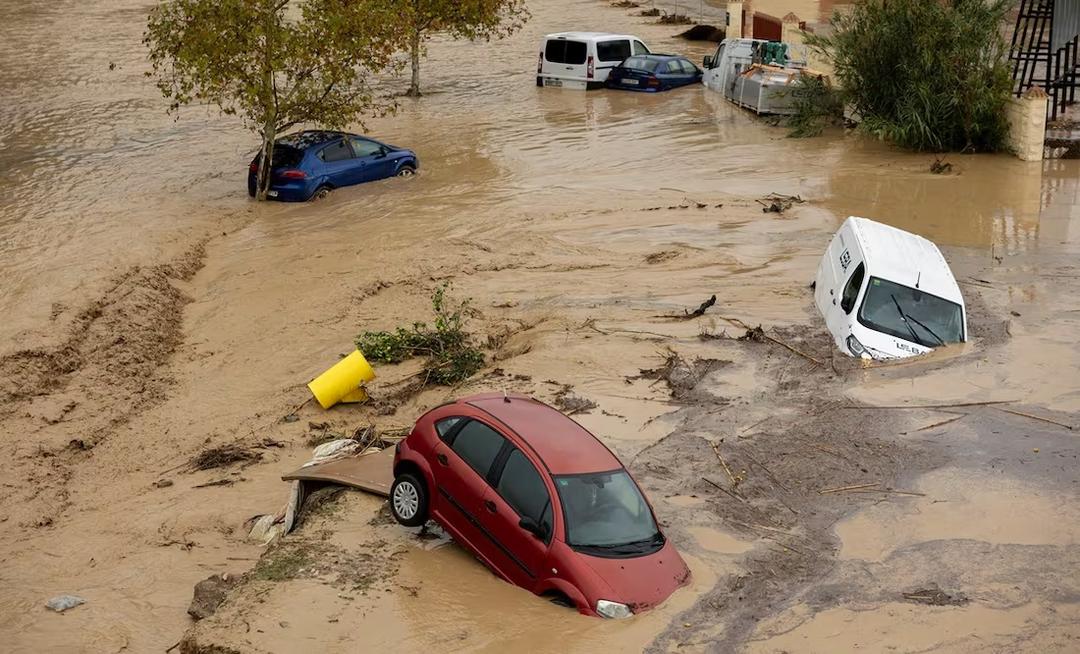Valencia: Lluvias torrenciales y tornados dejan muertos y desaparecidos en España
