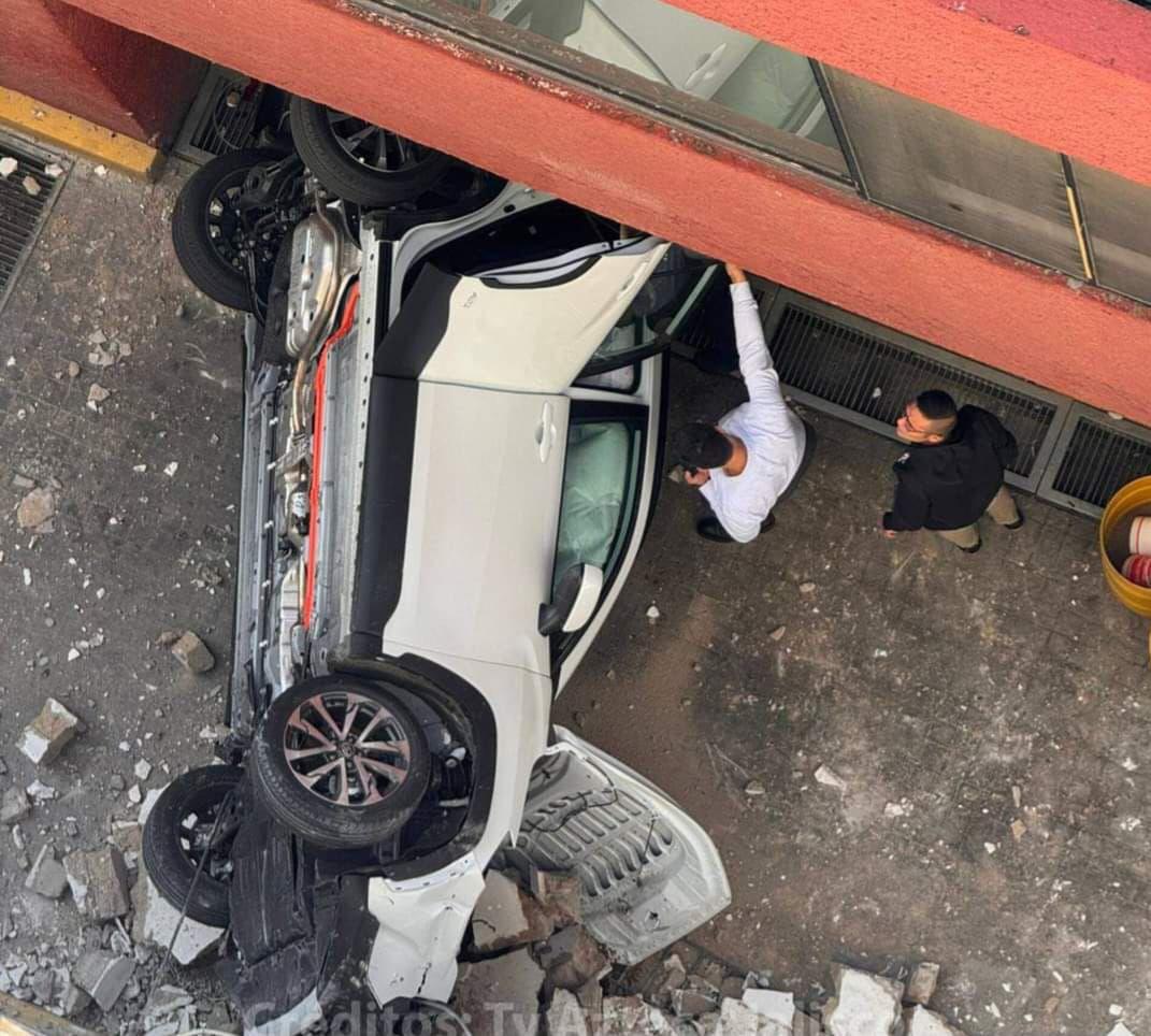 Zapopan: Mujer acelera en estacionamiento, cae y sobrevive