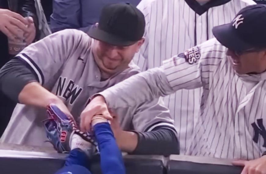 Serie Mundial: Yankees vetan a aficionados que le quitaron la pelota a Mookie Betts