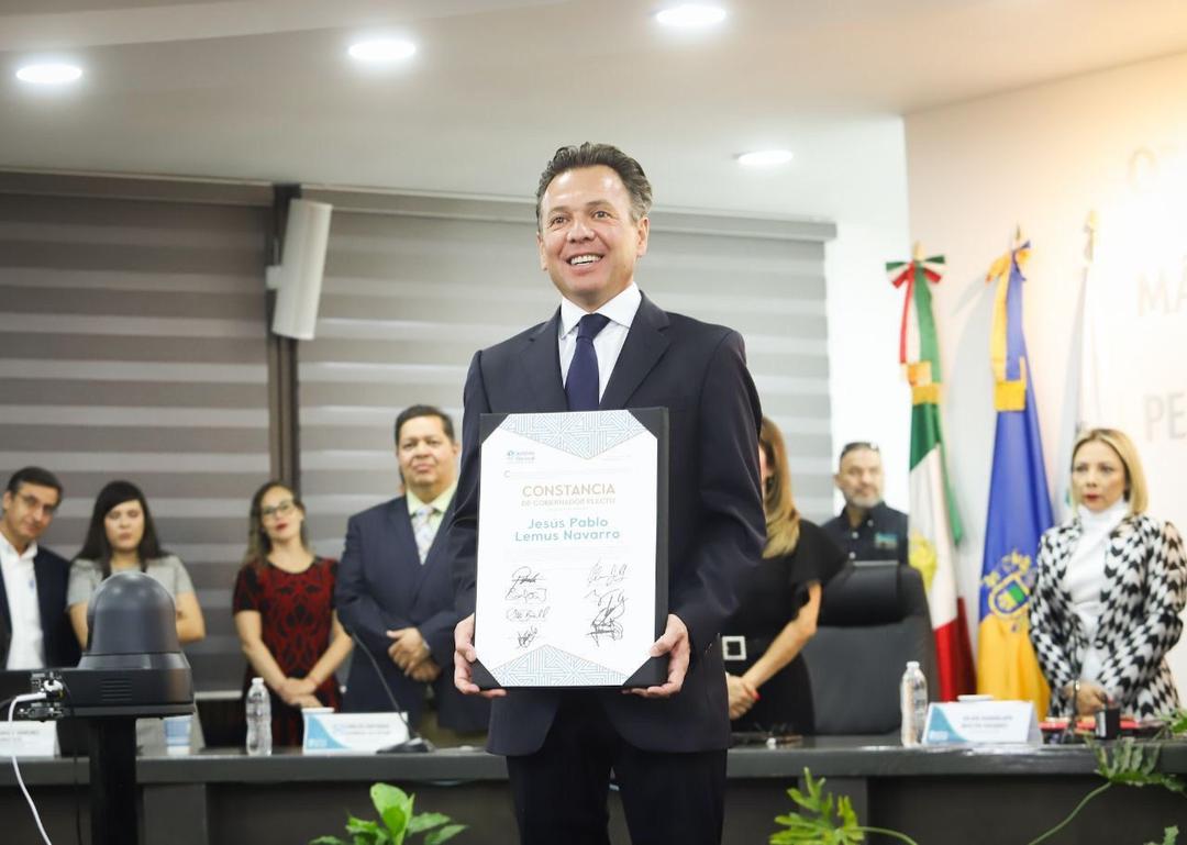 Pablo Lemus recibe constancia como gobernador electo