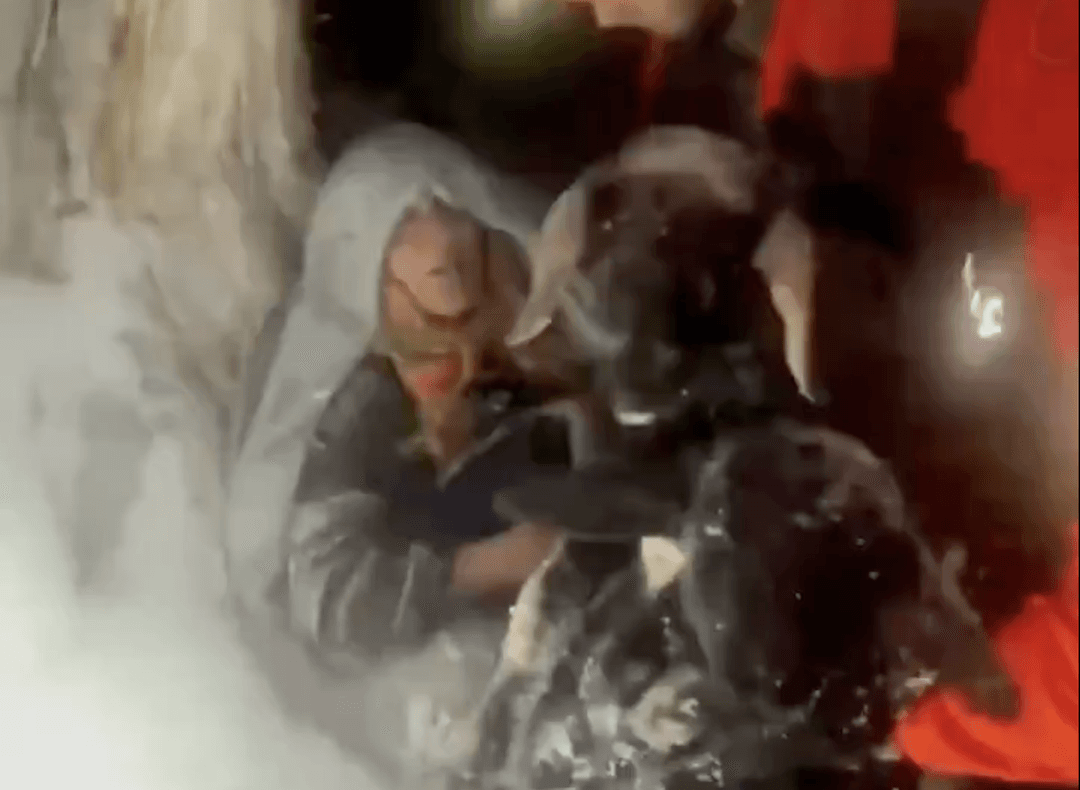 Viral: Pareja sobrevive de milagro abrazada de sus corderos