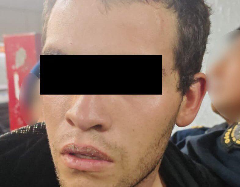 VIDEO: Hombre ataca a 4 personas con un cuchillo en el Metro de la CDMX