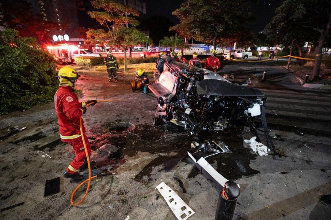 Guadalajara: Imágenes impactantes de la volcadura de una Cybertruck sobre Américas y López Mateos