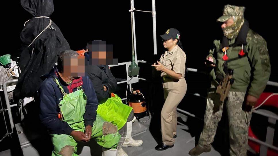 Marina rescatan a tres pescadores en Navolato, Sinaloa