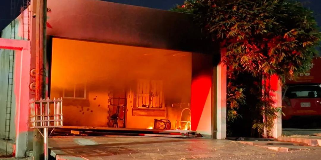 Culiacán: Balean y queman casas a la par de los ataques a tiendas de conveniencia