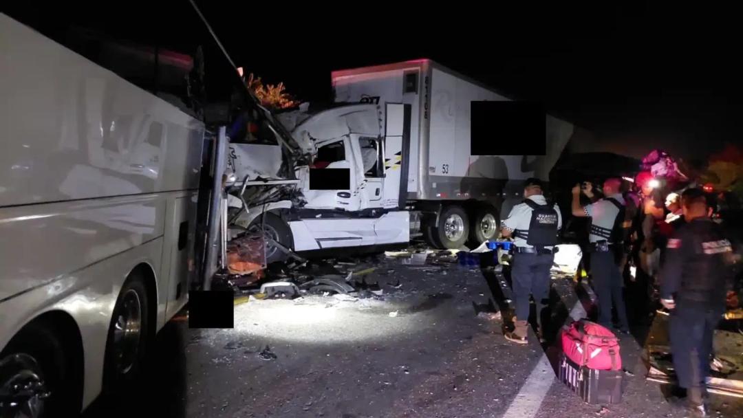 ‘Camionazo’ en la Maxipista Mazatlán-Escuinapa deja dos muertos; se dirigía a Guadalajara