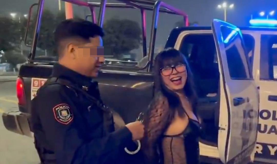 Viral: Policías se prestan para grabarse con Robertita, bailarina exótica
