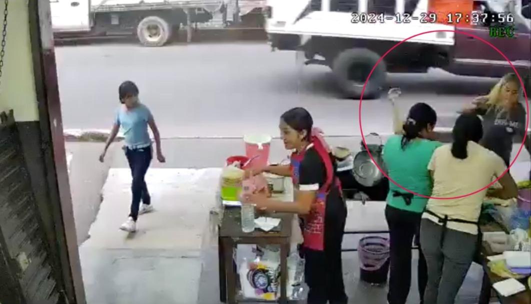 Viral: Ya identificaron a mujer que arrojó aceite a cocinera