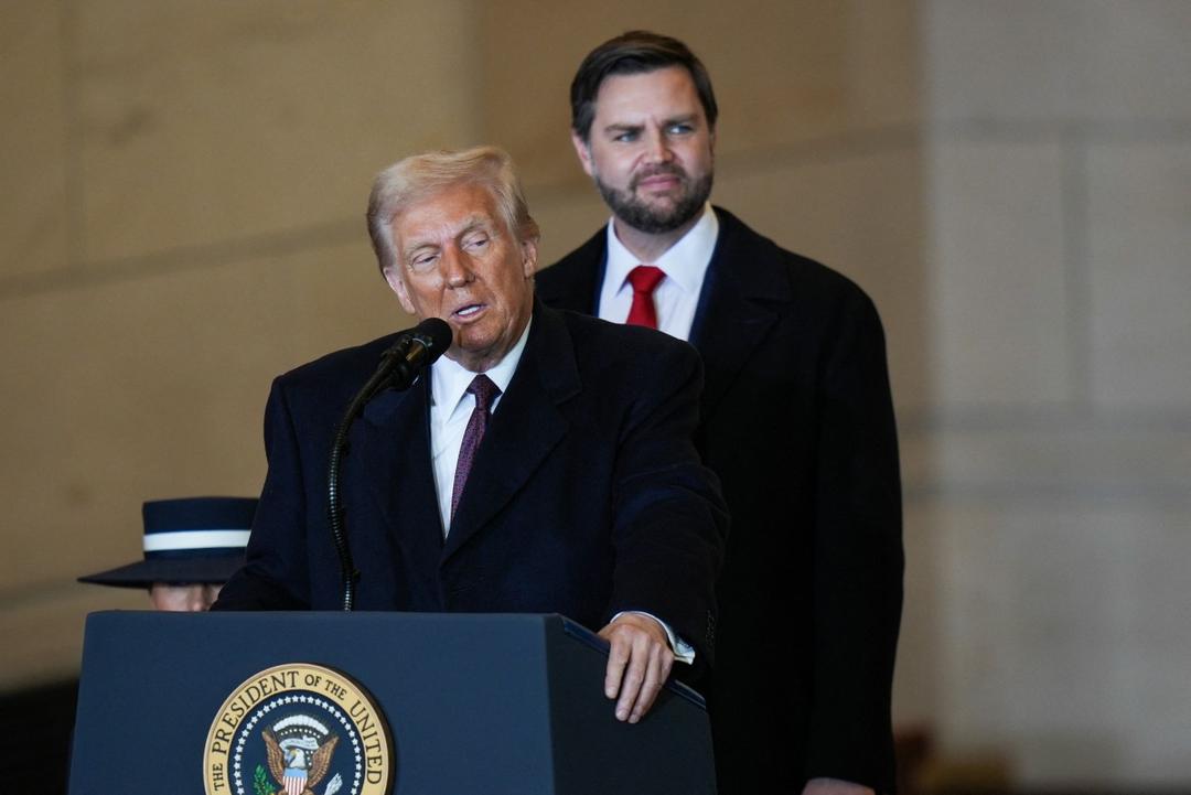 Donald Trump firma decretos en su primer día como presidente
