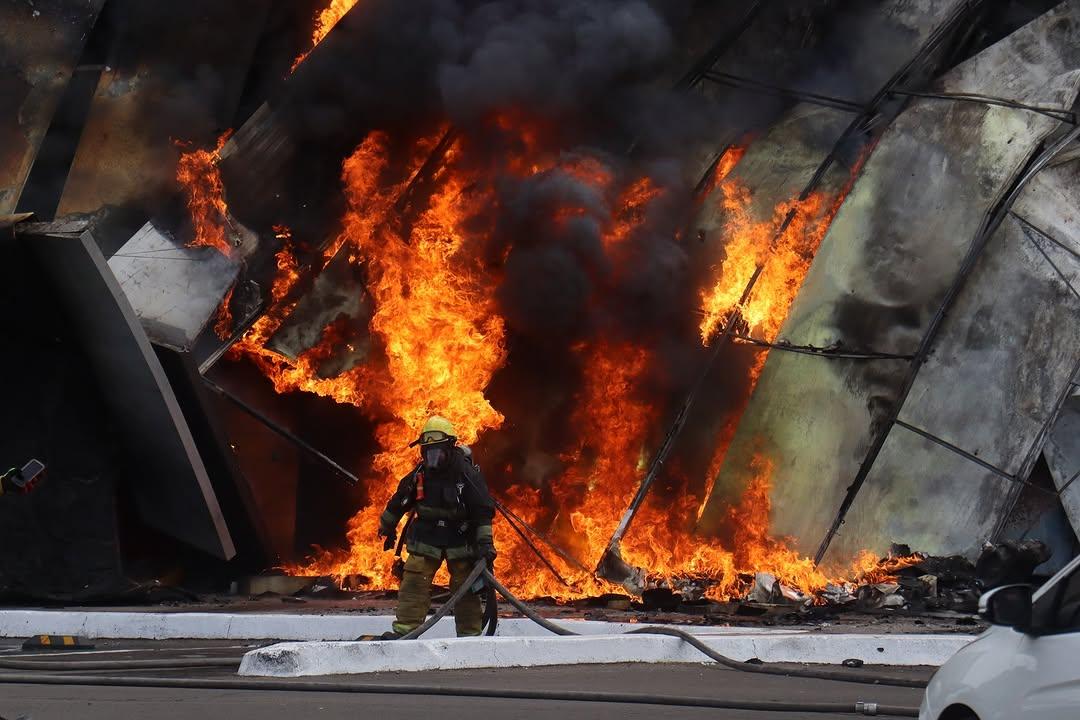 Culiacán: Incendio consume a un casino y un parque de trampolines