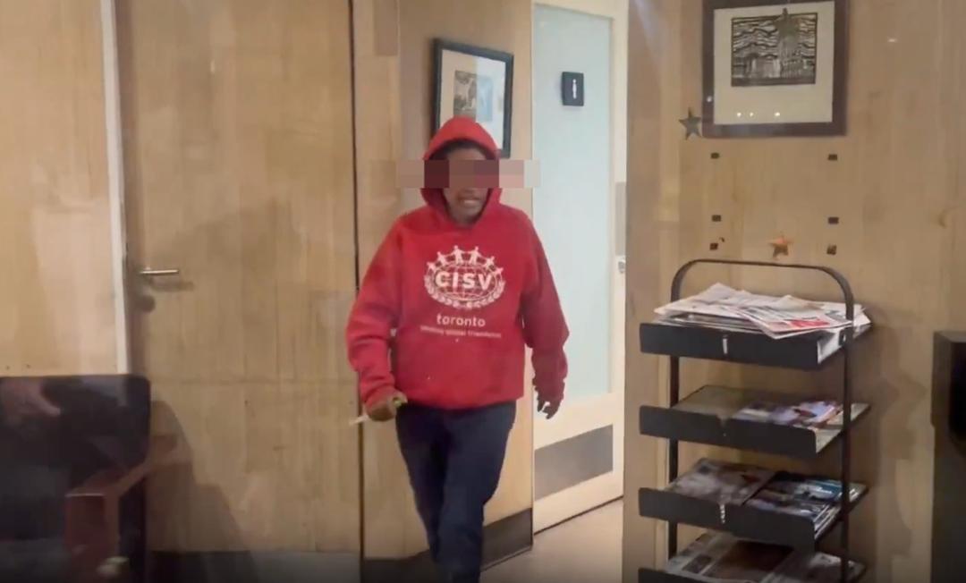 VIRAL: Mujer amenaza con cuchillo a comensales de un Starbucks