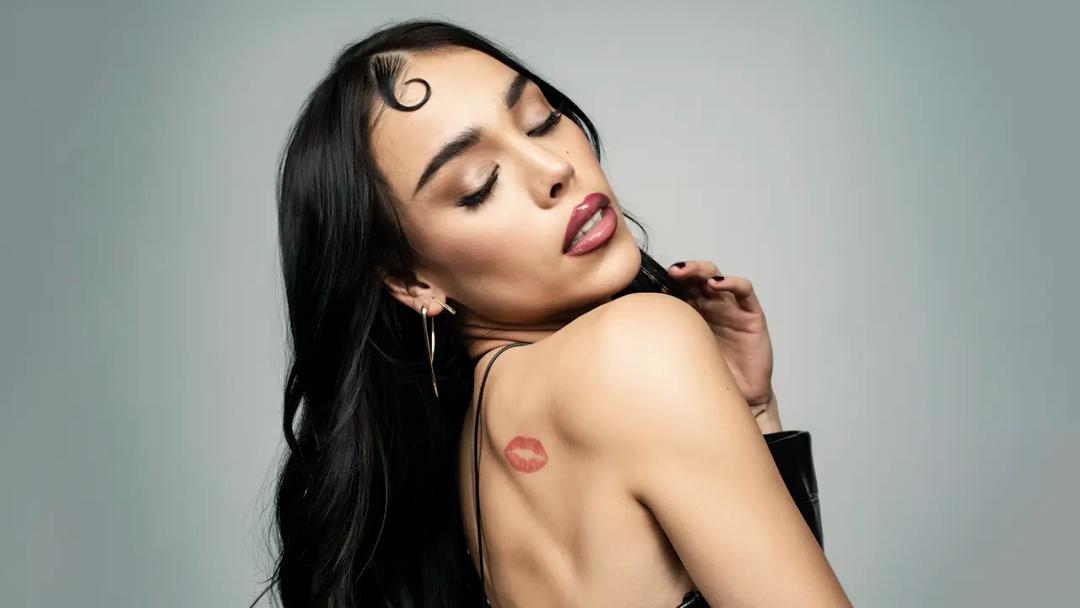 Danna Paola sorprende en la fiesta de cumpleaños de Paris Hilton