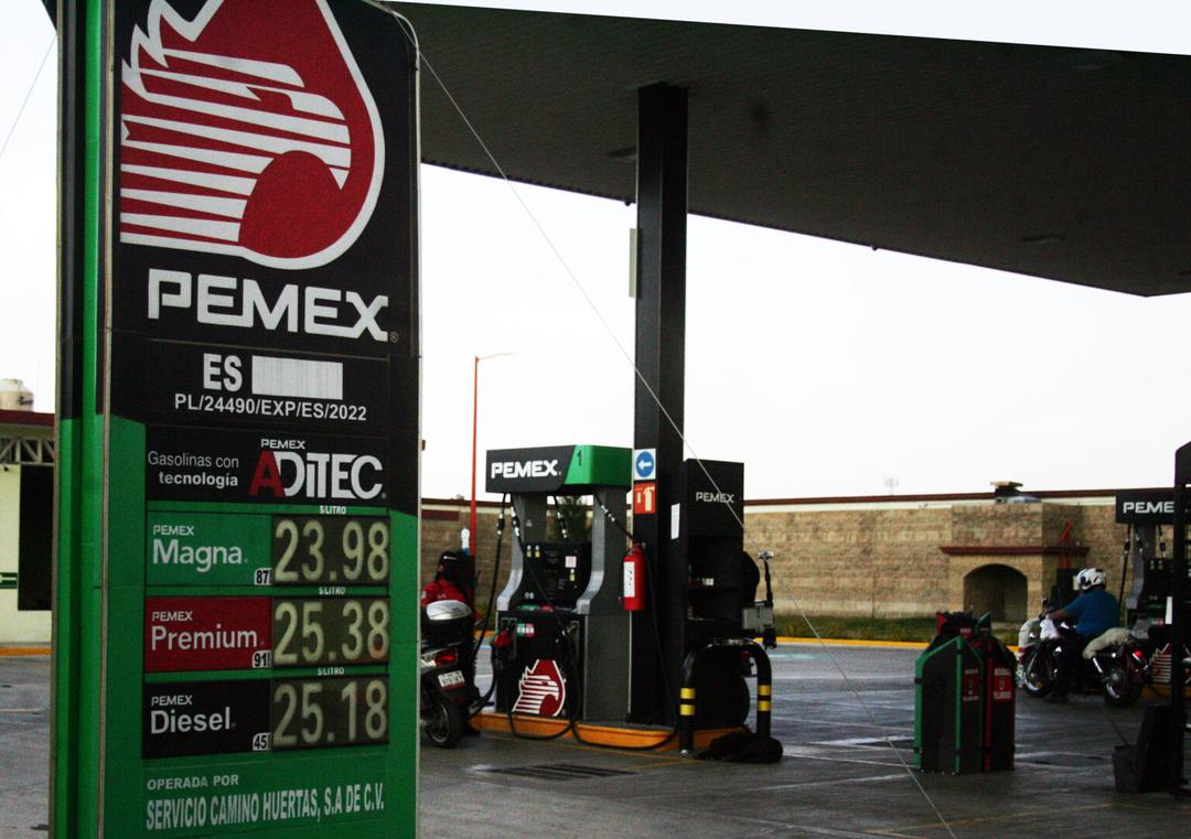Gasolina: Gobierno topa el precio del litro en 24 pesos