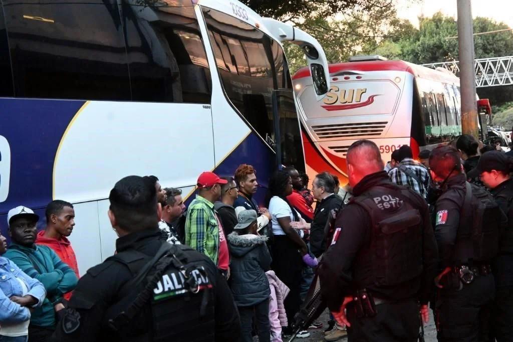 Jalisco: Rescatan camiones con 71 migrantes tomados por estudiantes