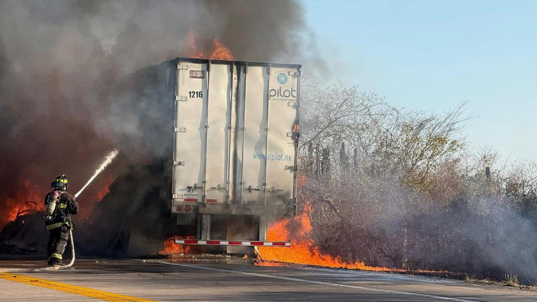 Sinaloa: Trailer se incendia tras accidentarse en la Mazatlán-Tepic