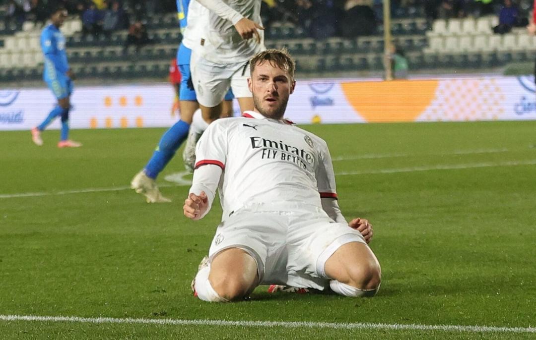 Santiago Giménez marca su rimero gol con el AC Milan