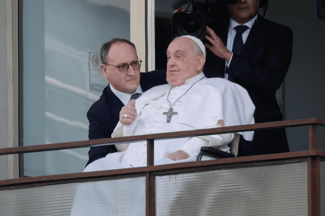 Papa Francisco reaparece tras 38 días de hospitalización