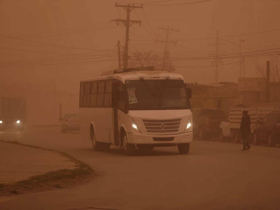 Ciudad Juárez queda pintada de naranja tras tormenta de arena