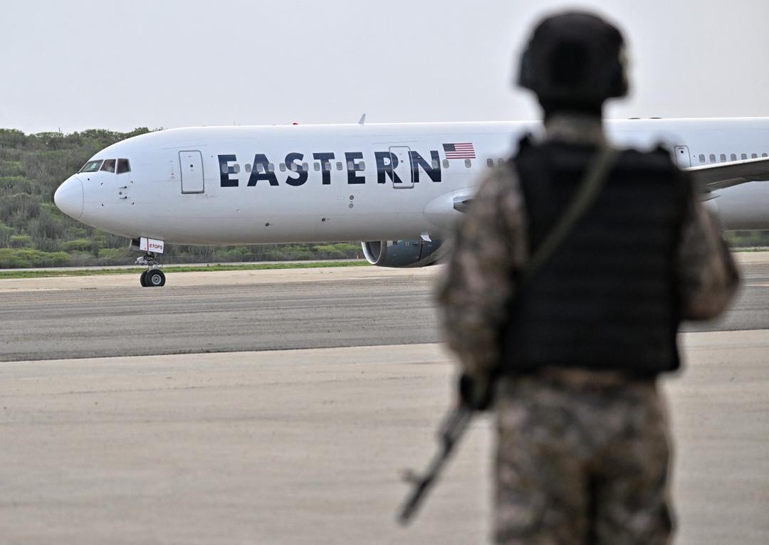 EU ordena a irse a migrantes con permisos de residencia temporal