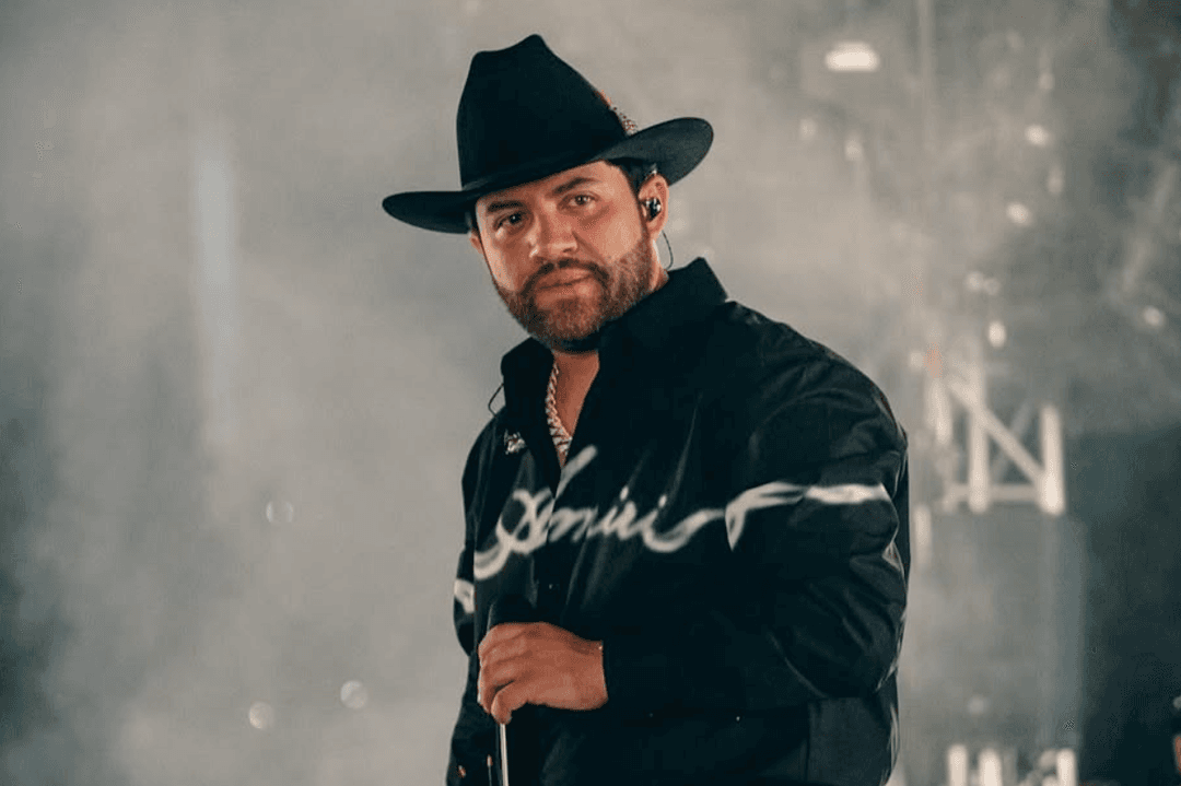 Luis R. Conriquez deja de cantar corridos y genera caos en Texcoco