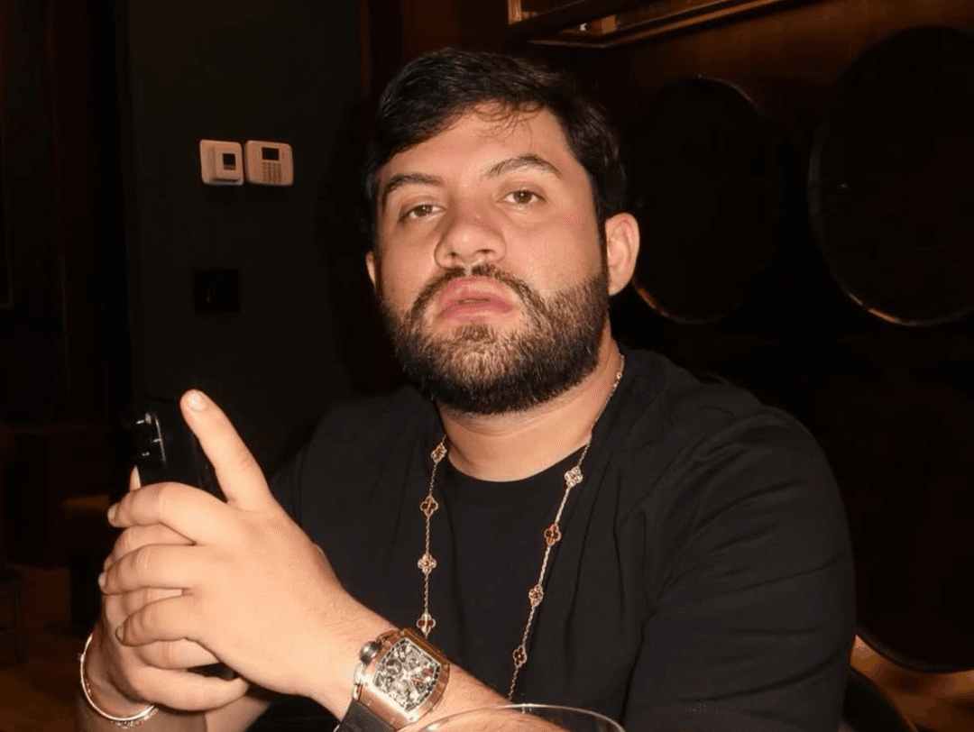 Luis R. Conriquez pide que lo dejen cantar corridos